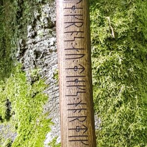 Individuelle Runengravur auf Stielen