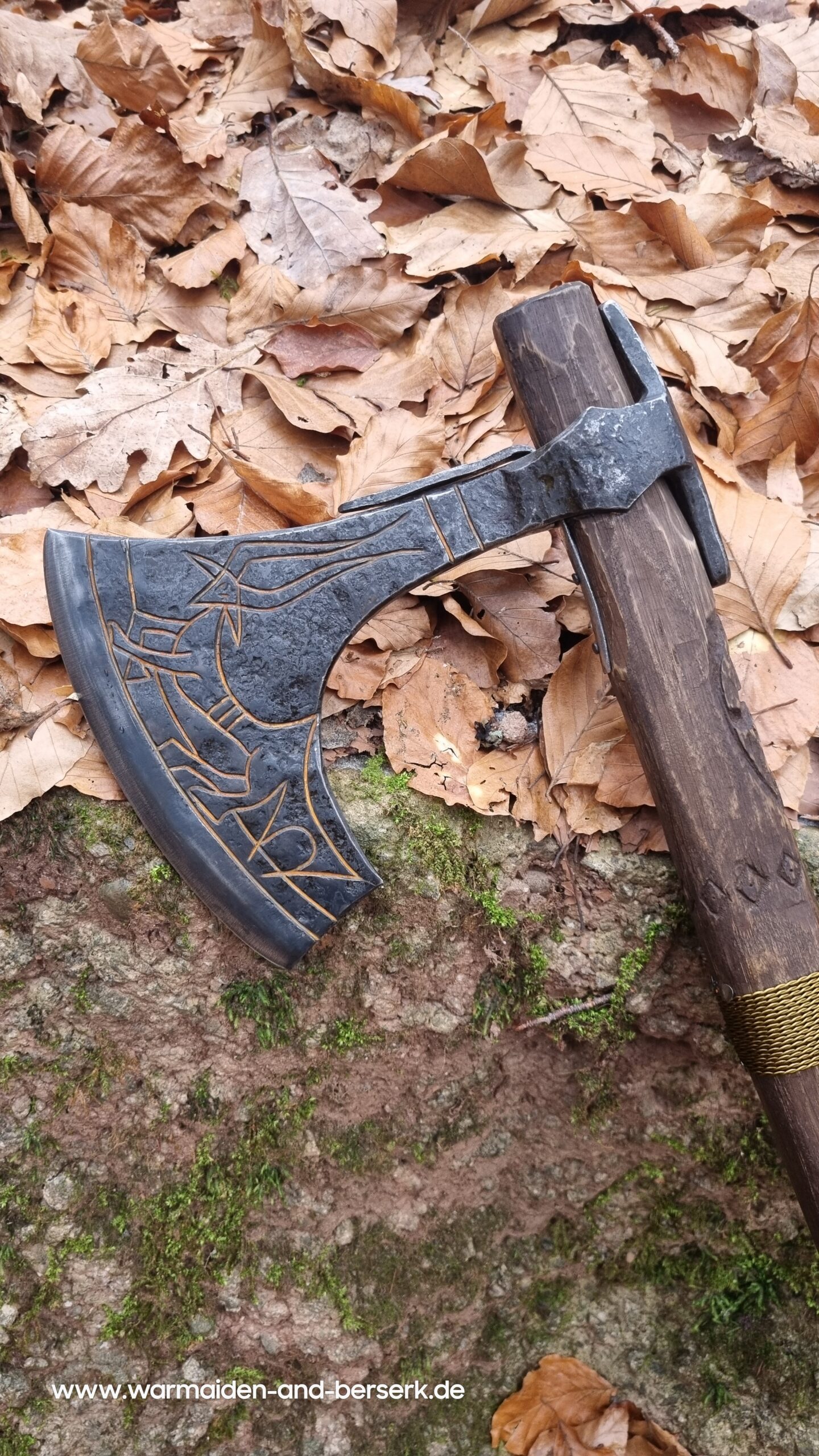 'Svarog' aus Karbonstahl, mit verziertem geraden Schaft und Gravuren auf dem Blatt – Bild 2