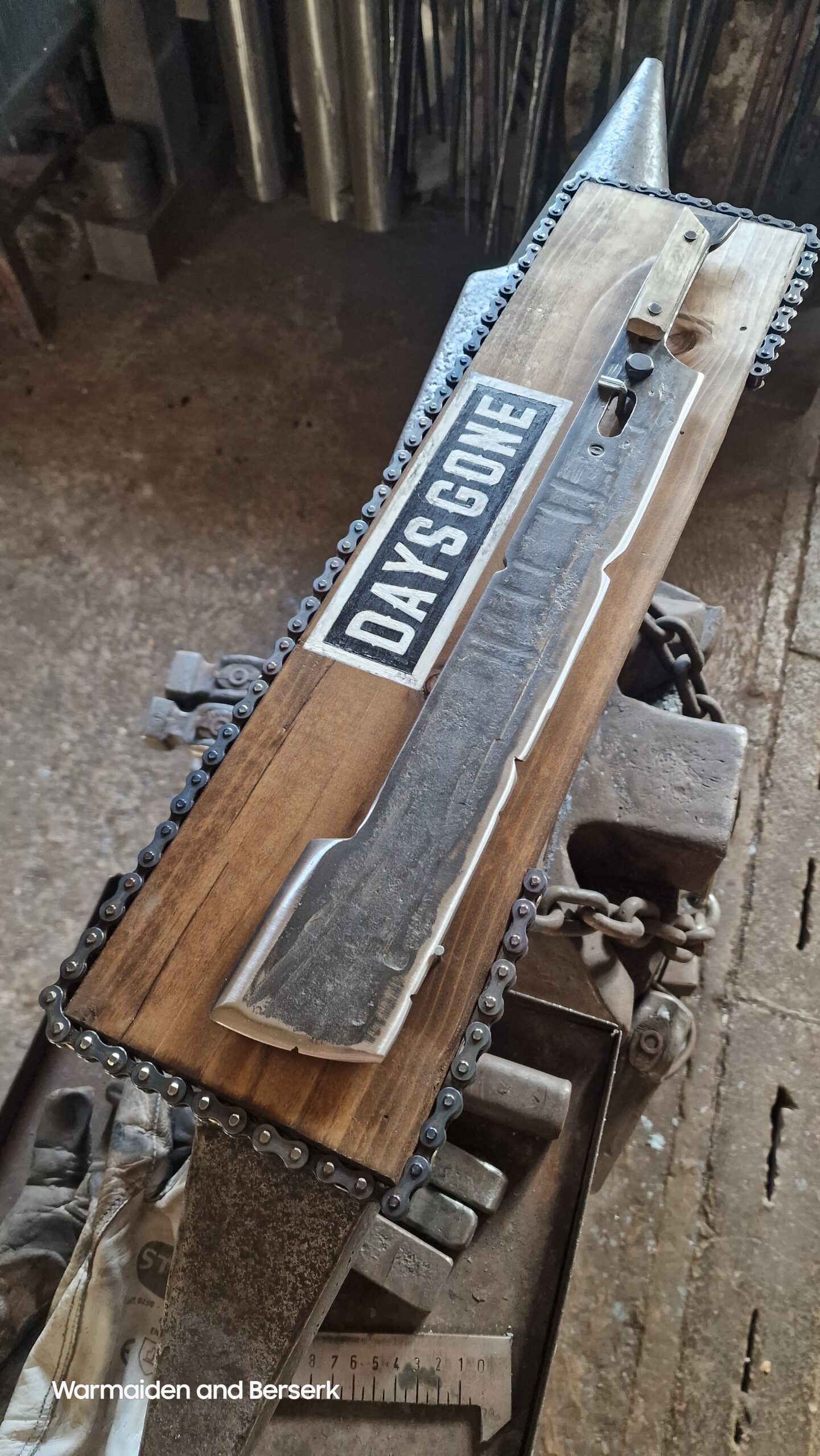 Handgeschmiedete 'Deacon' Replik auf Display – Bild 2