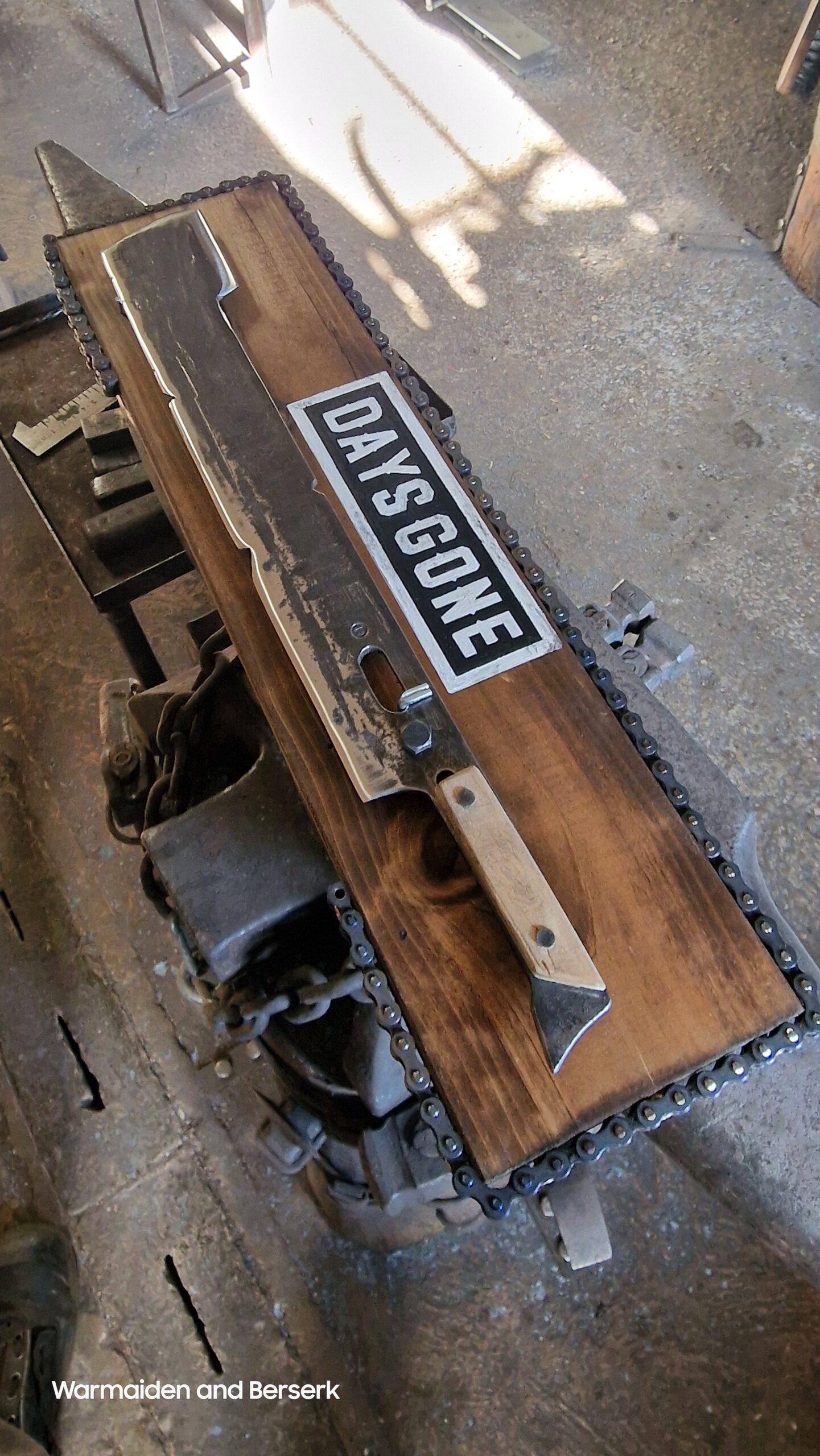 Handgeschmiedete 'Deacon' Replik auf Display – Bild 3