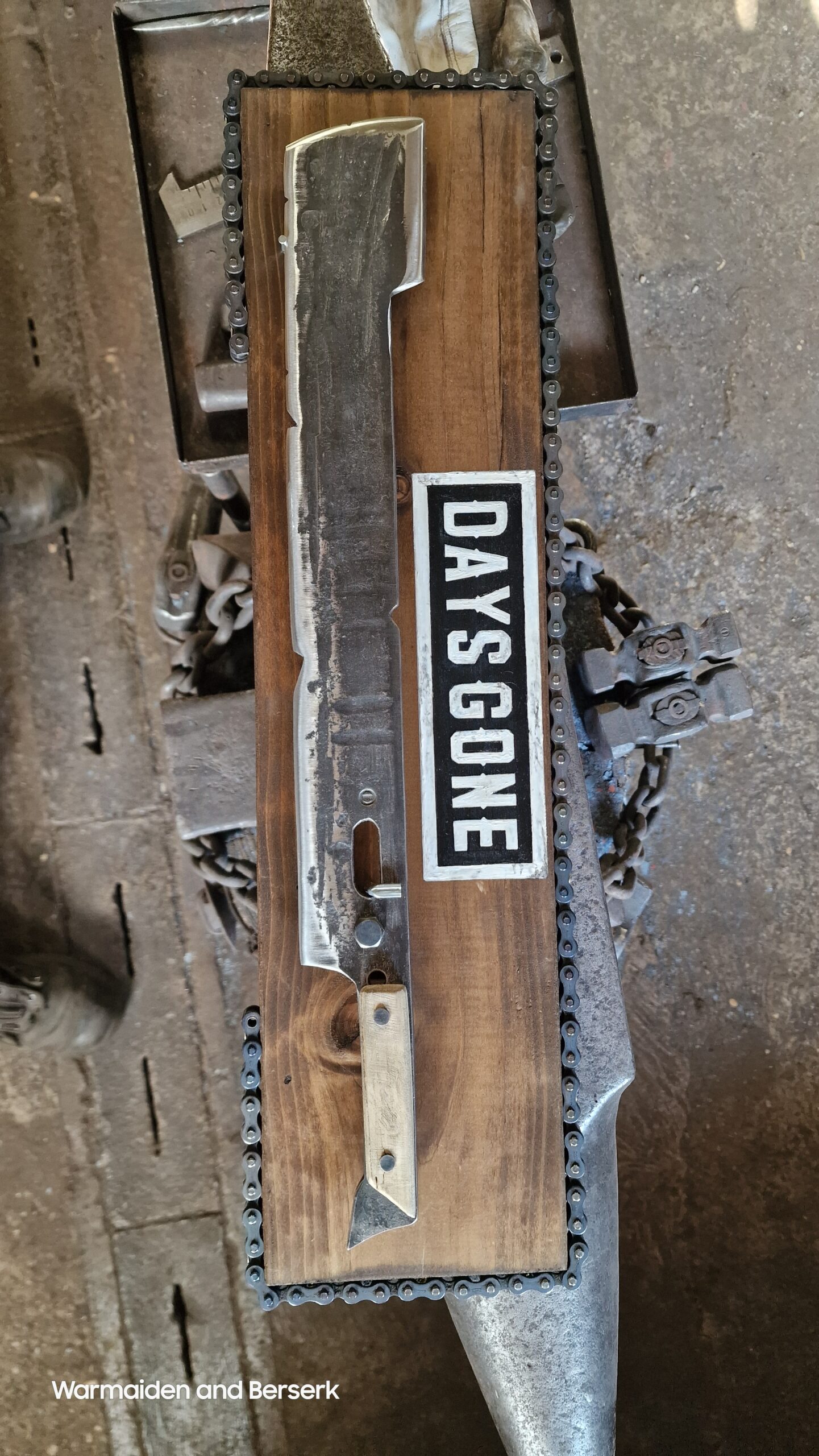 Handgeschmiedete 'Deacon' Replik auf Display – Bild 4