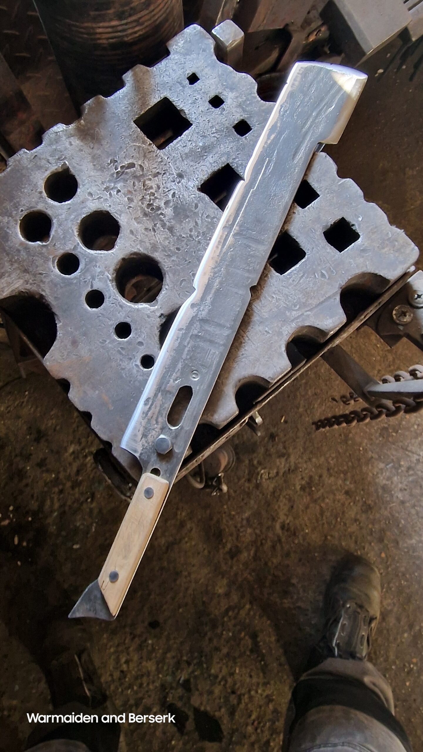 Handgeschmiedete 'Deacon' Replik auf Display – Bild 9