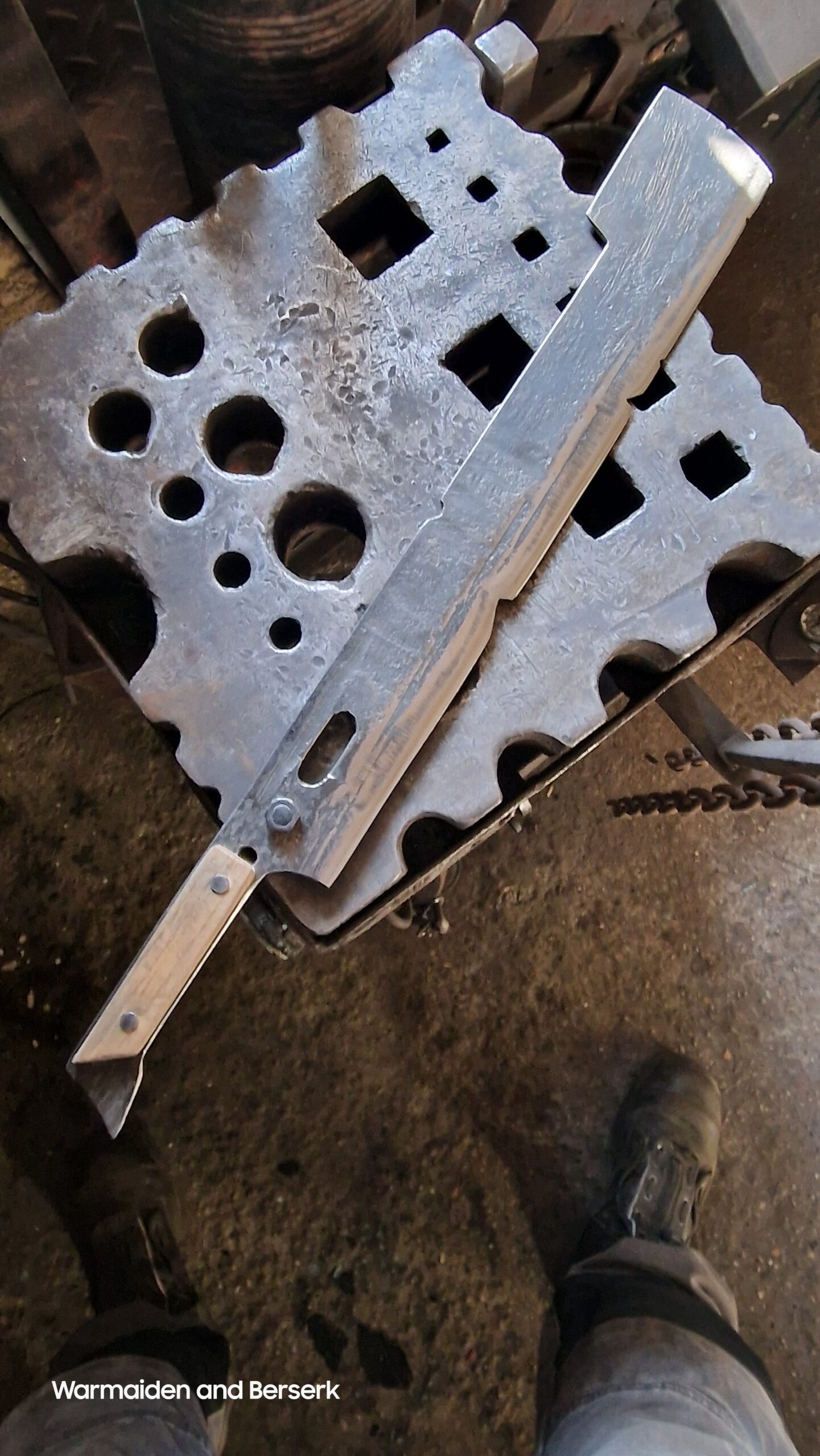 Handgeschmiedete 'Deacon' Replik auf Display – Bild 10