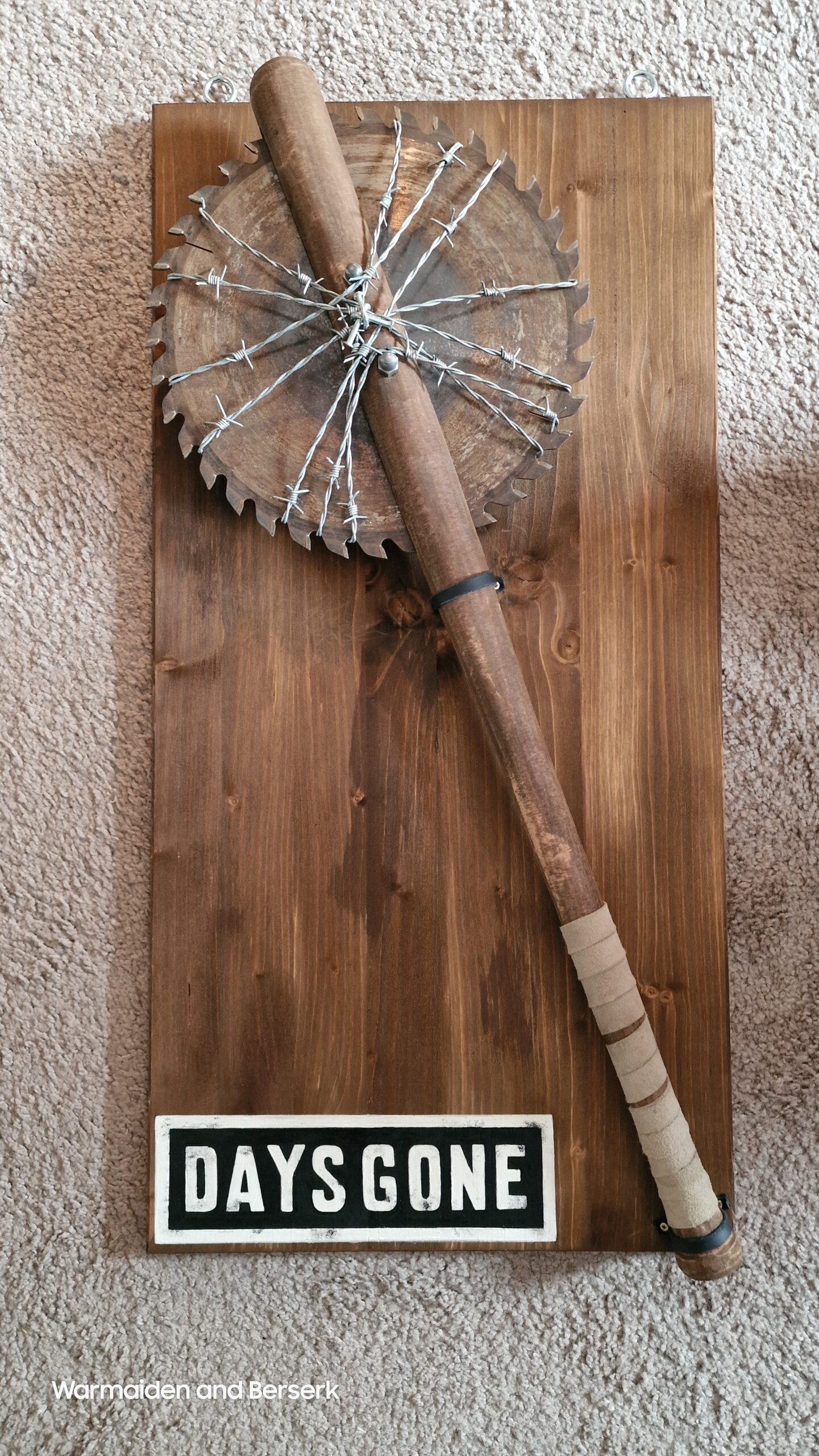 Sammlerstück „Freaker's Doom“ - Game-Requisite auf Holzdisplay