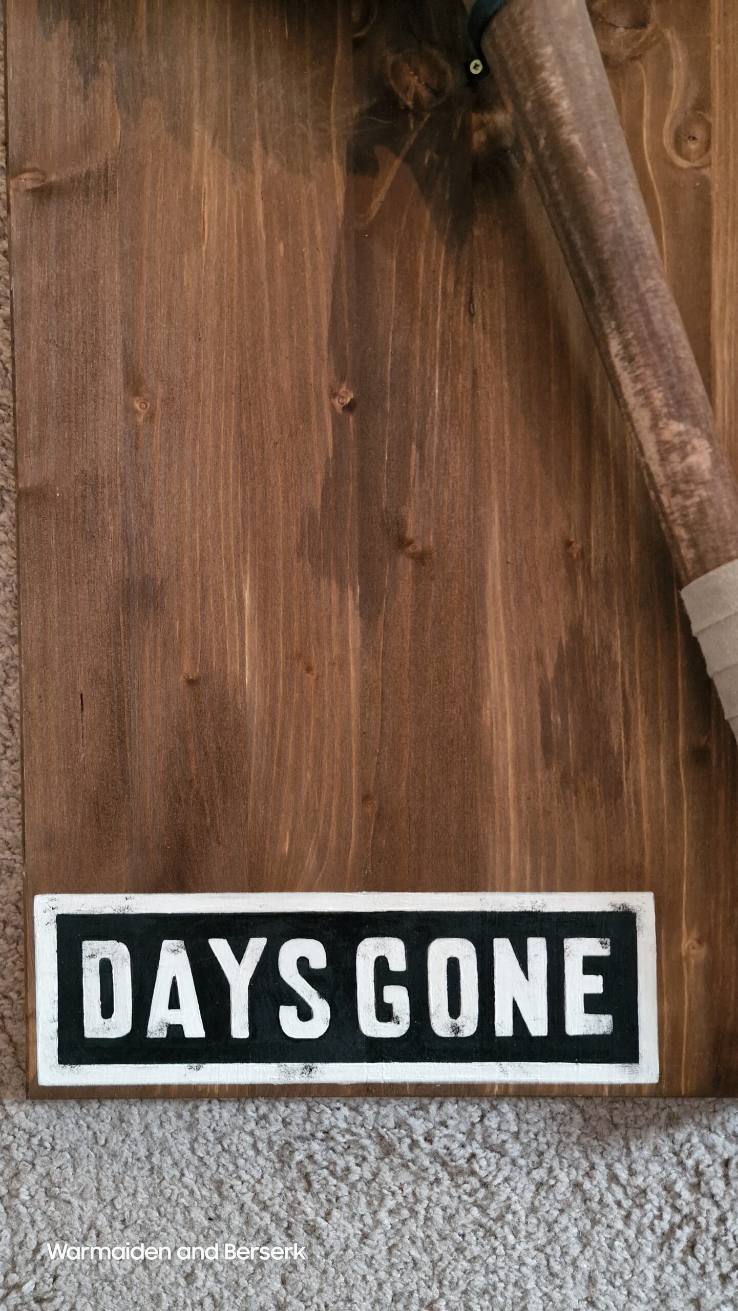 Sammlerstück „Freaker's Doom“ - Game-Requisite auf Holzdisplay – Bild 8