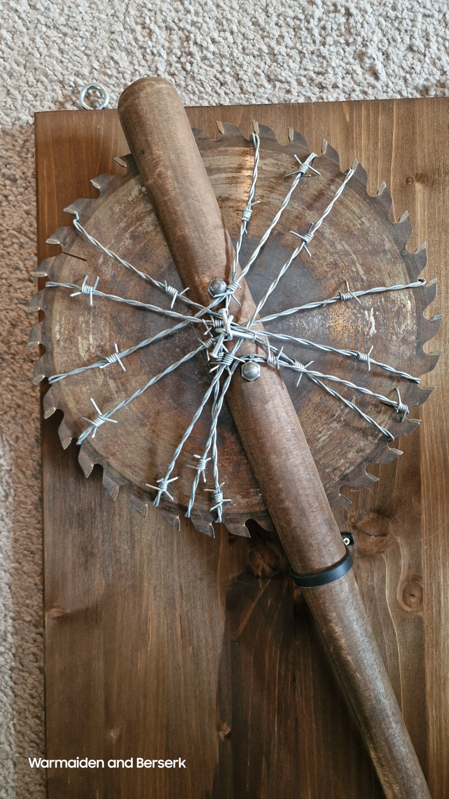 Sammlerstück „Freaker's Doom“ - Game-Requisite auf Holzdisplay – Bild 7