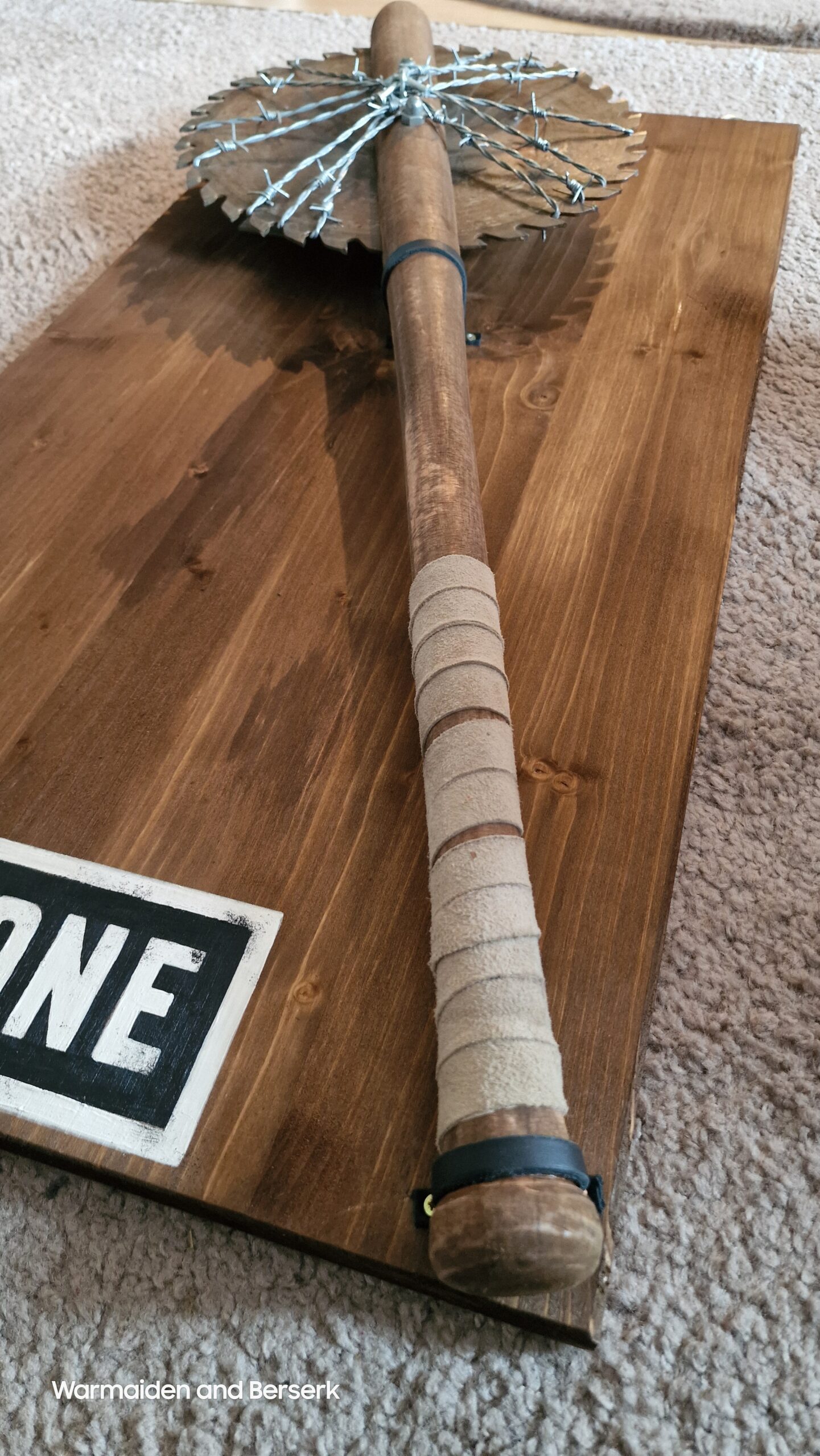 Sammlerstück „Freaker's Doom“ - Game-Requisite auf Holzdisplay – Bild 5