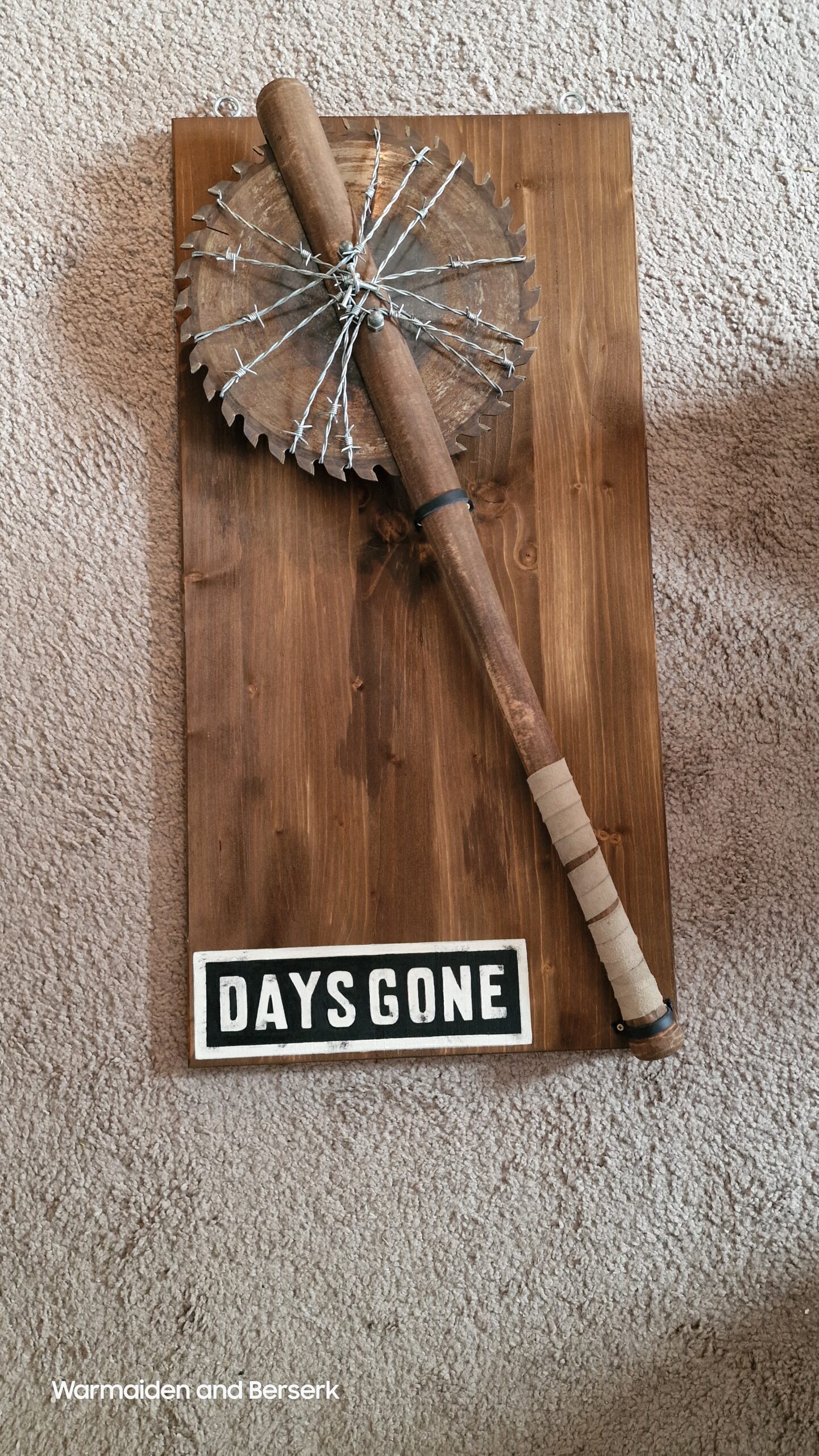 Sammlerstück „Freaker's Doom“ - Game-Requisite auf Holzdisplay – Bild 3