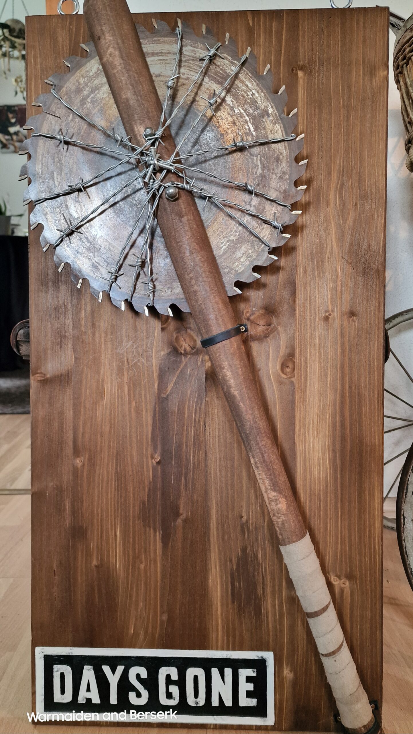 Sammlerstück „Freaker's Doom“ - Game-Requisite auf Holzdisplay – Bild 2