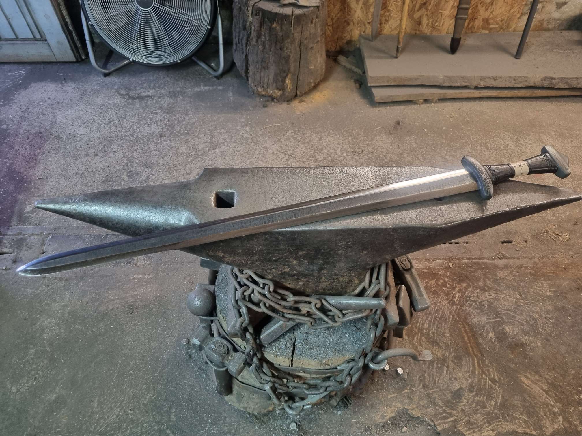 Handgeschmiedetes Fantasy Wikinger-Schwert (Hand-forged fantasy Viking sword) 2
