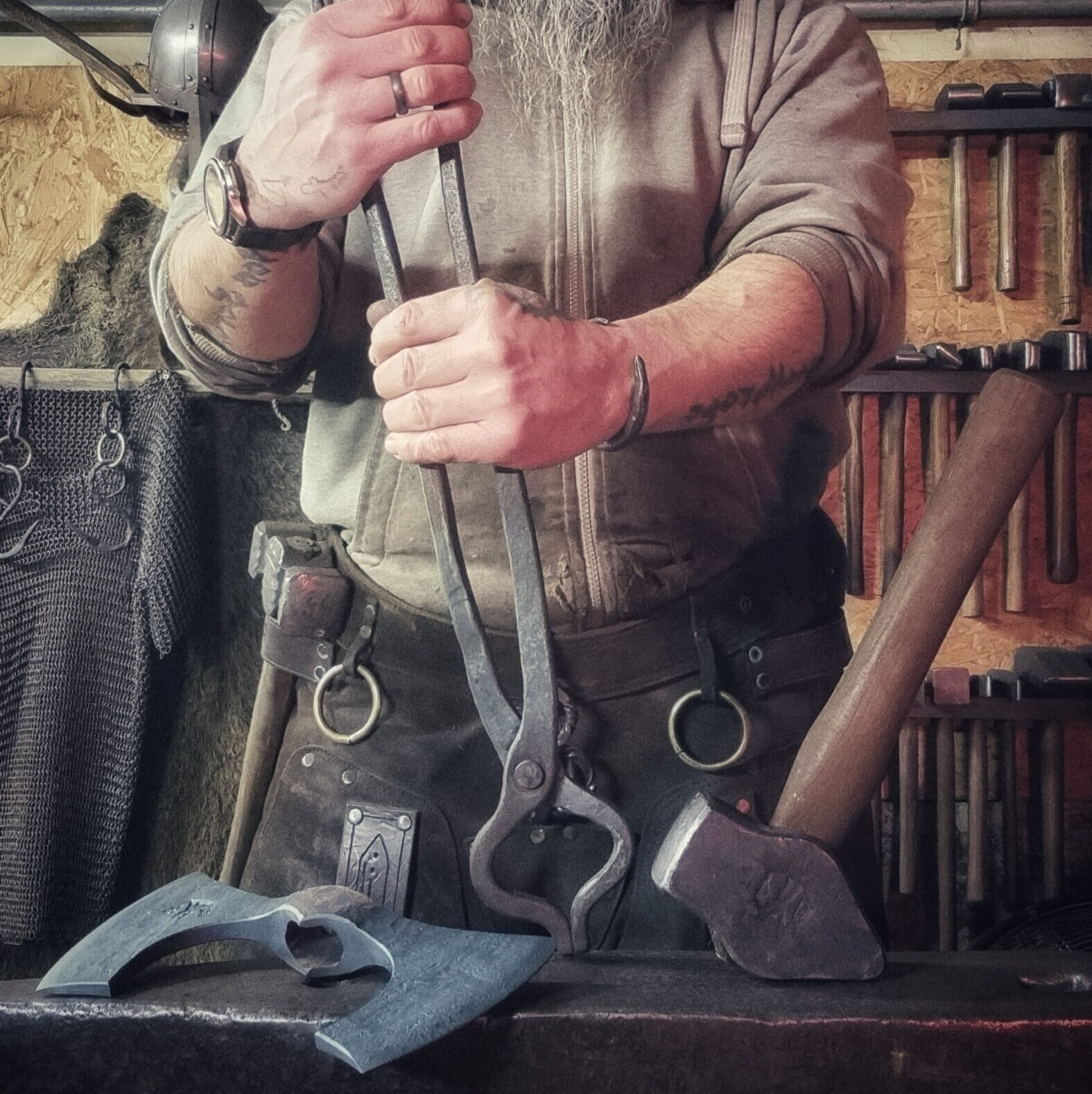 Schmied mit Hammer und Zange hinter dem Amboss (Blacksmith with hammer and tongs behind the anvil) 1
