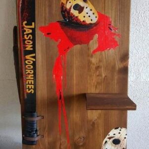 Handgefertigtes Holzdisplay „Jason“ inkl. handbemaltem Sammlerstück