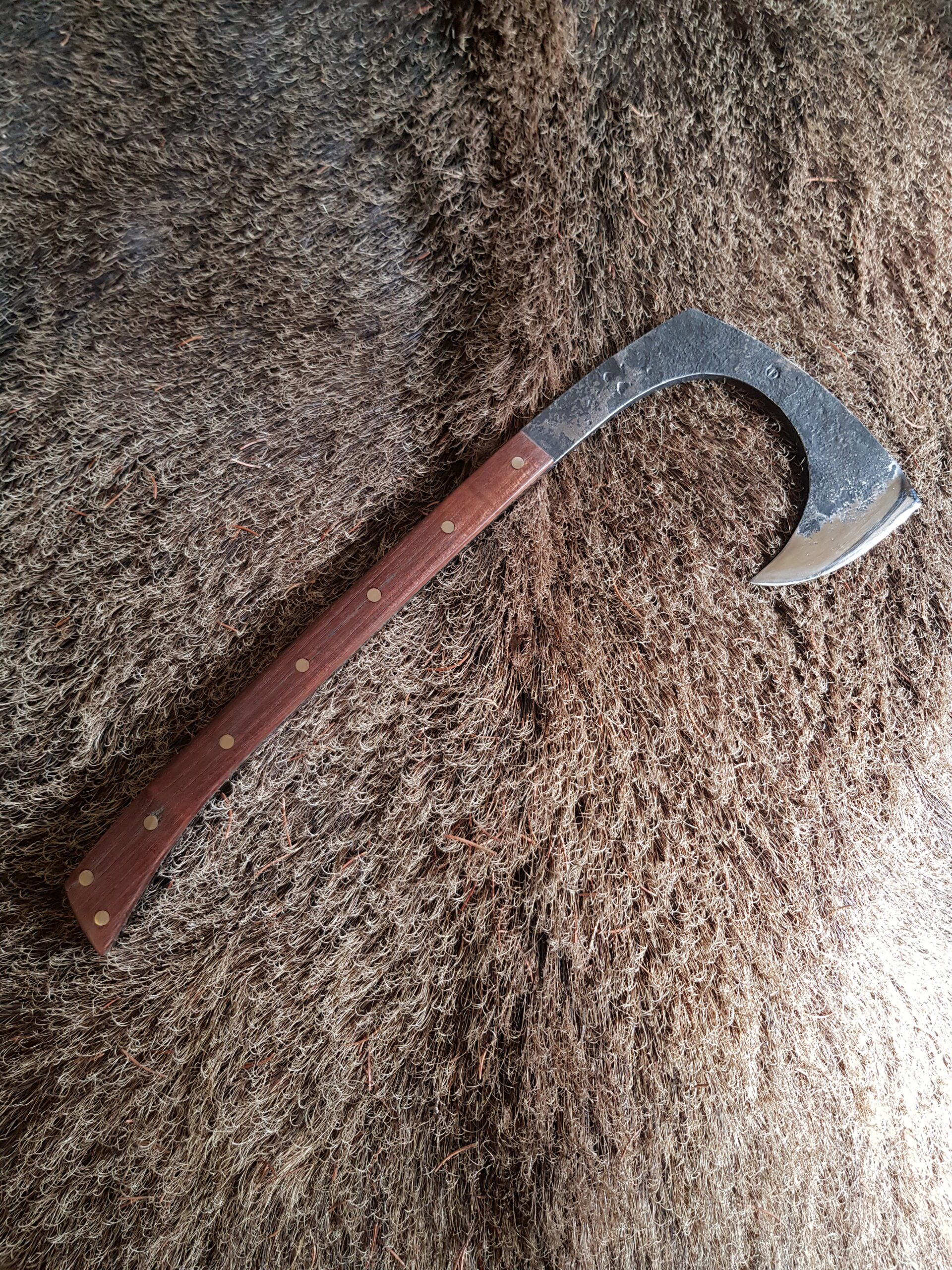 Handgeschmiedeter "Predator" aus einem einzigen Stück Karbon Stahl, in sehr ausgefallener Form