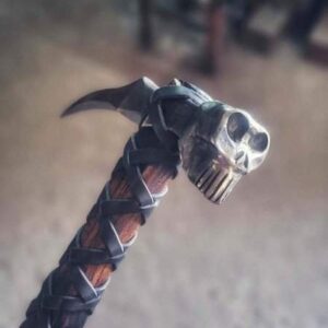 Handgefertigtes Fantasy-Sammlerstück „Deathhammer“ mit Totenkopf-Design und Lederapplikationen