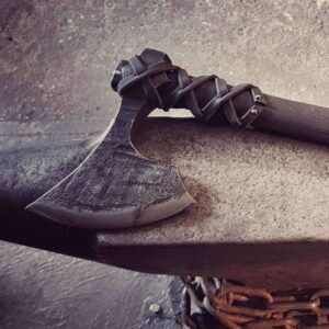 Handgeschmiedetes Fantasy-Sammlerstück im Conan-Stil mit geschwungenem Schaft und Lederkreuzwicklung