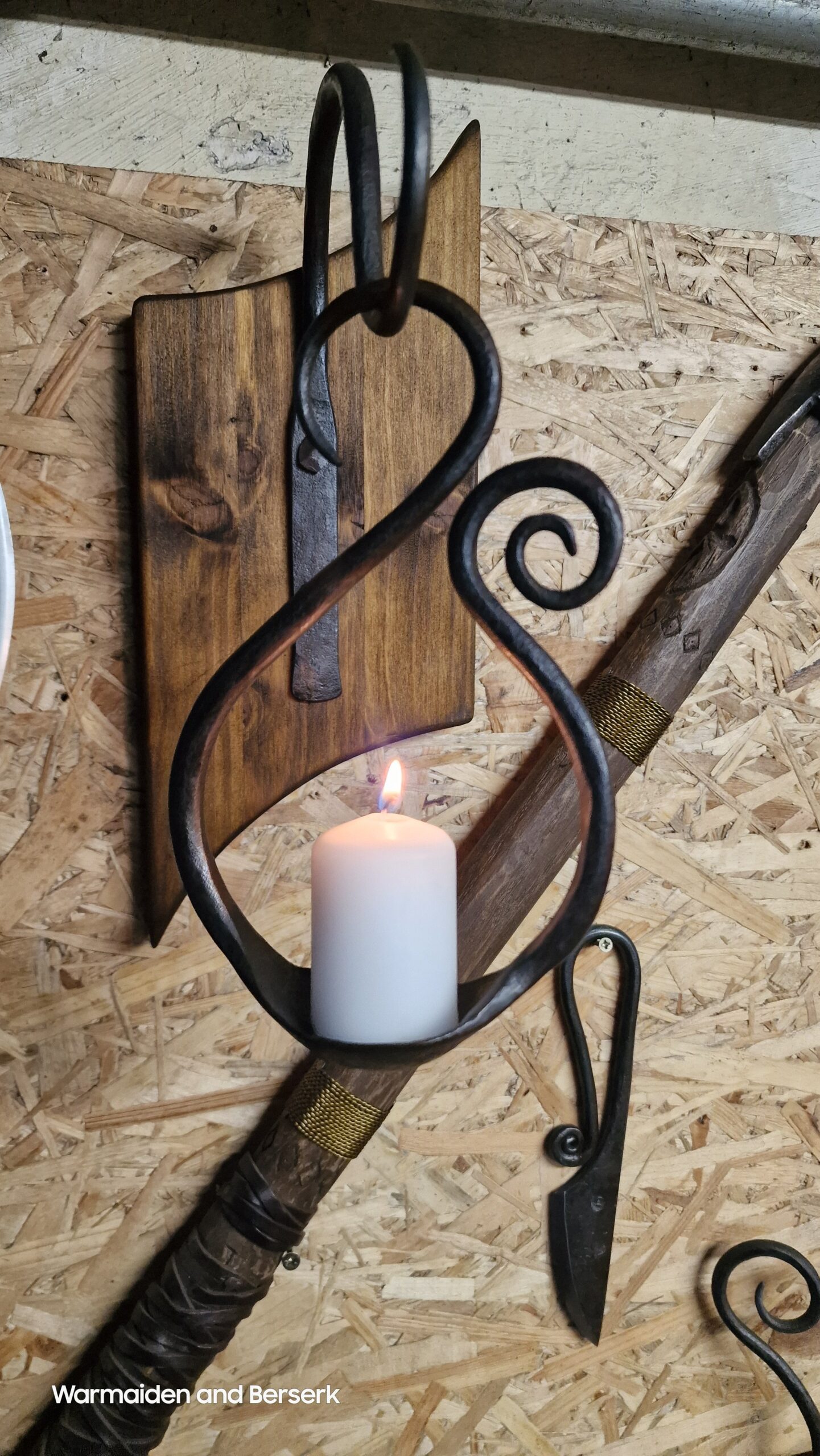 Geschmiedeter Wandleuchter aus Stahl & Holz (Forged wall sconce made of steel & wood) 4