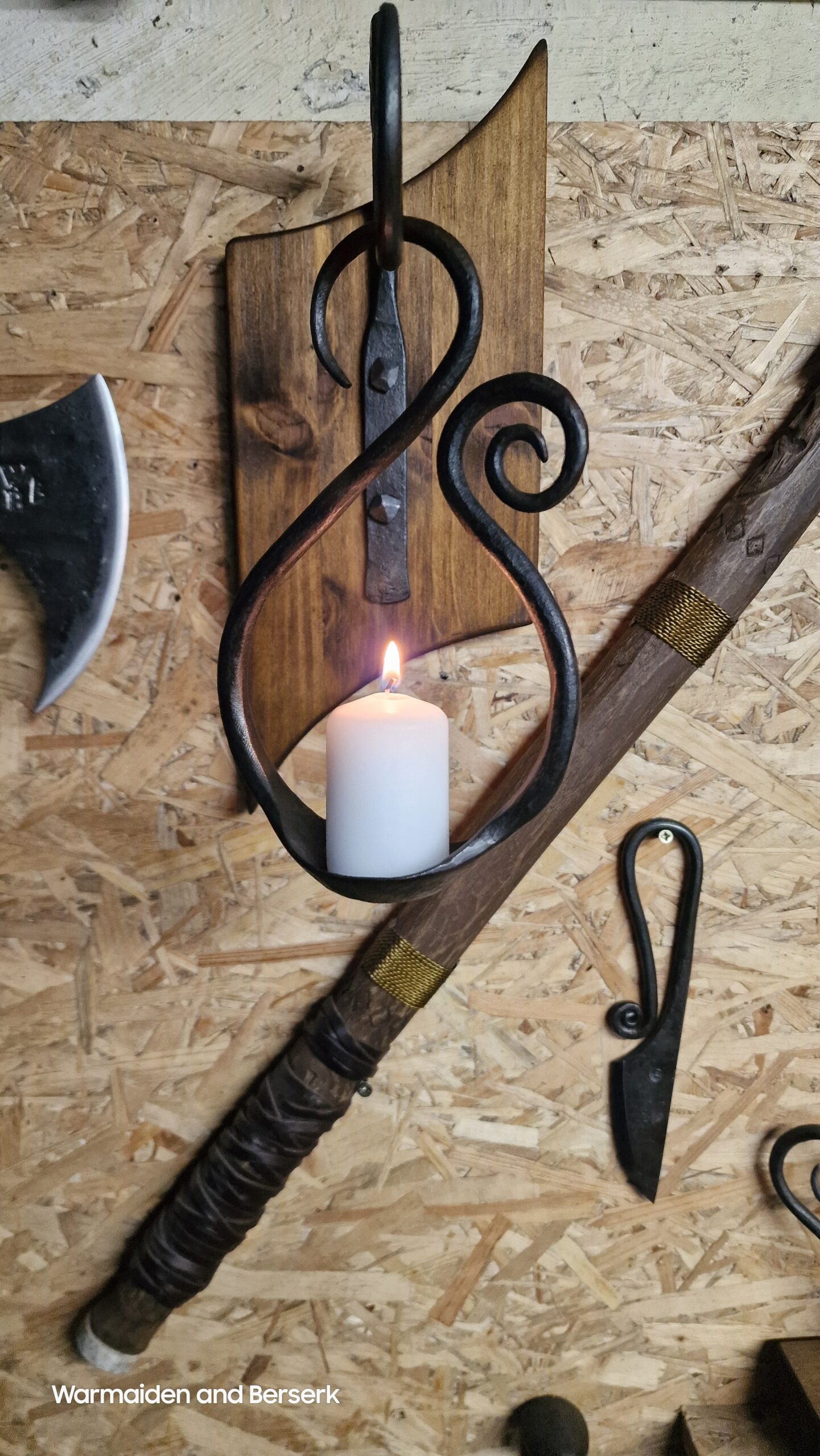 Geschmiedeter Wandleuchter aus Stahl & Holz (Forged wall sconce made of steel & wood) 3