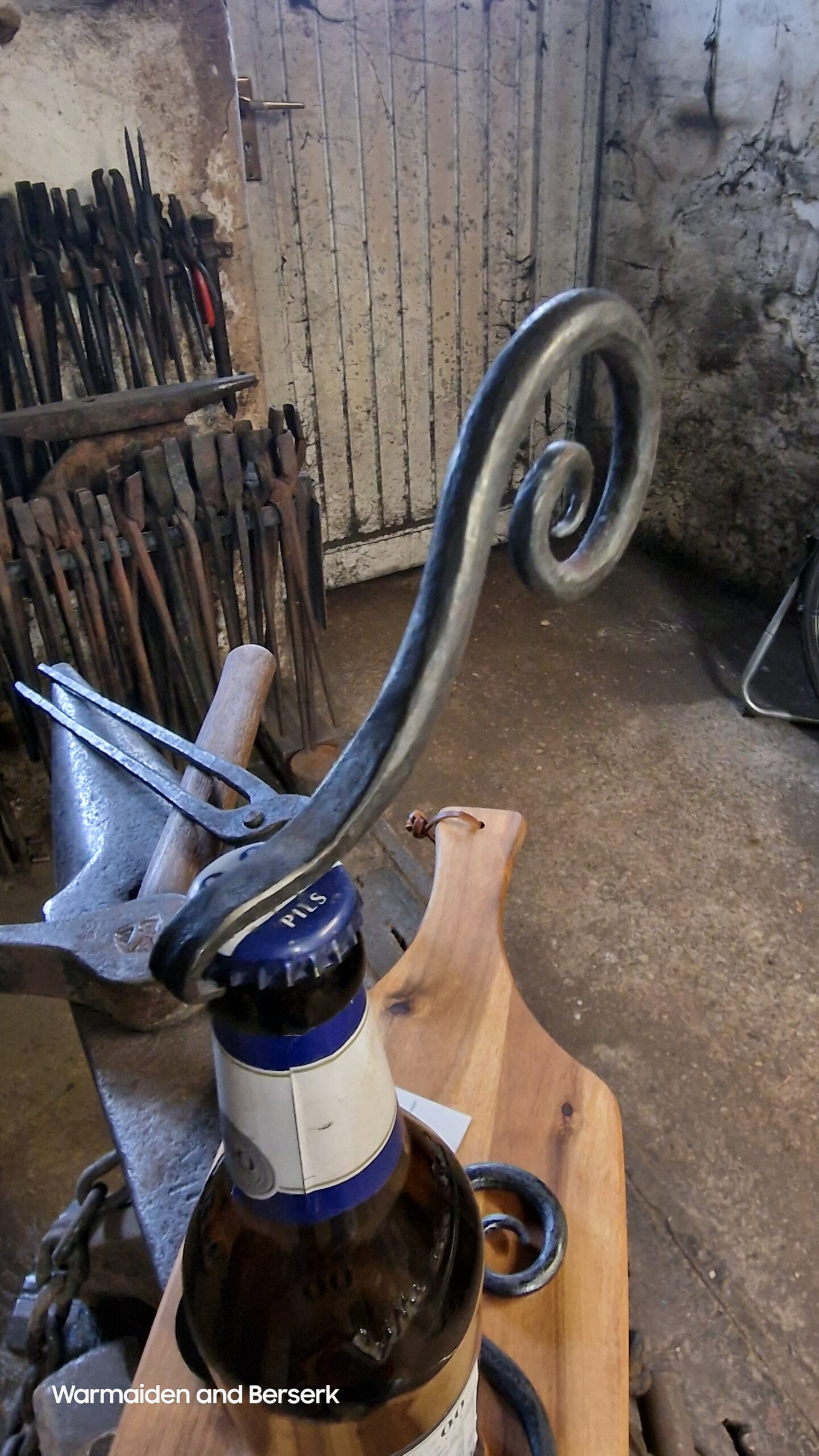 Handgeschmiedeter Flaschenöffner (Hand-forged bottle opener) 1