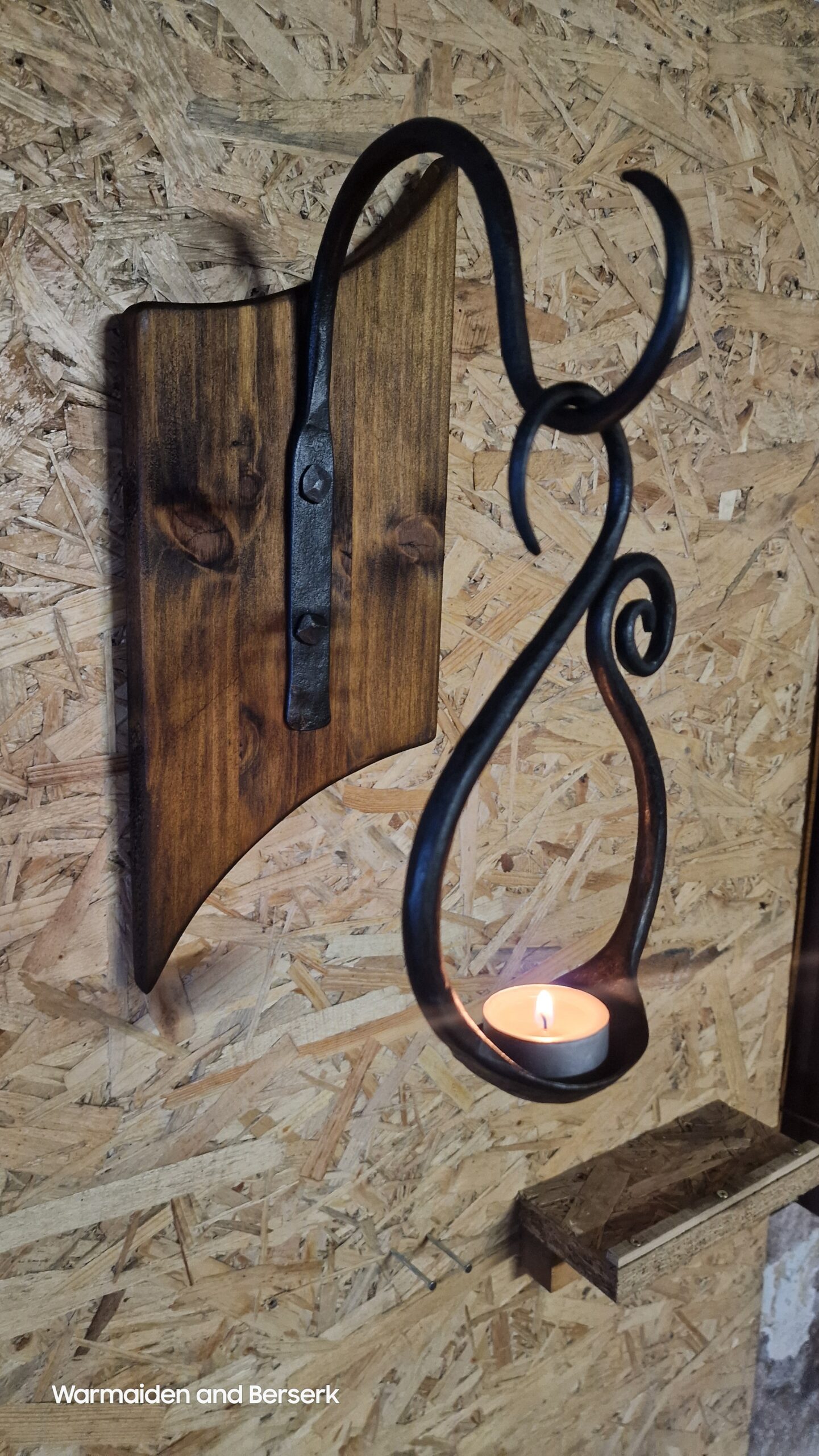 Geschmiedeter Wandleuchter aus Stahl & Holz (Forged wall sconce made of steel & wood) 7