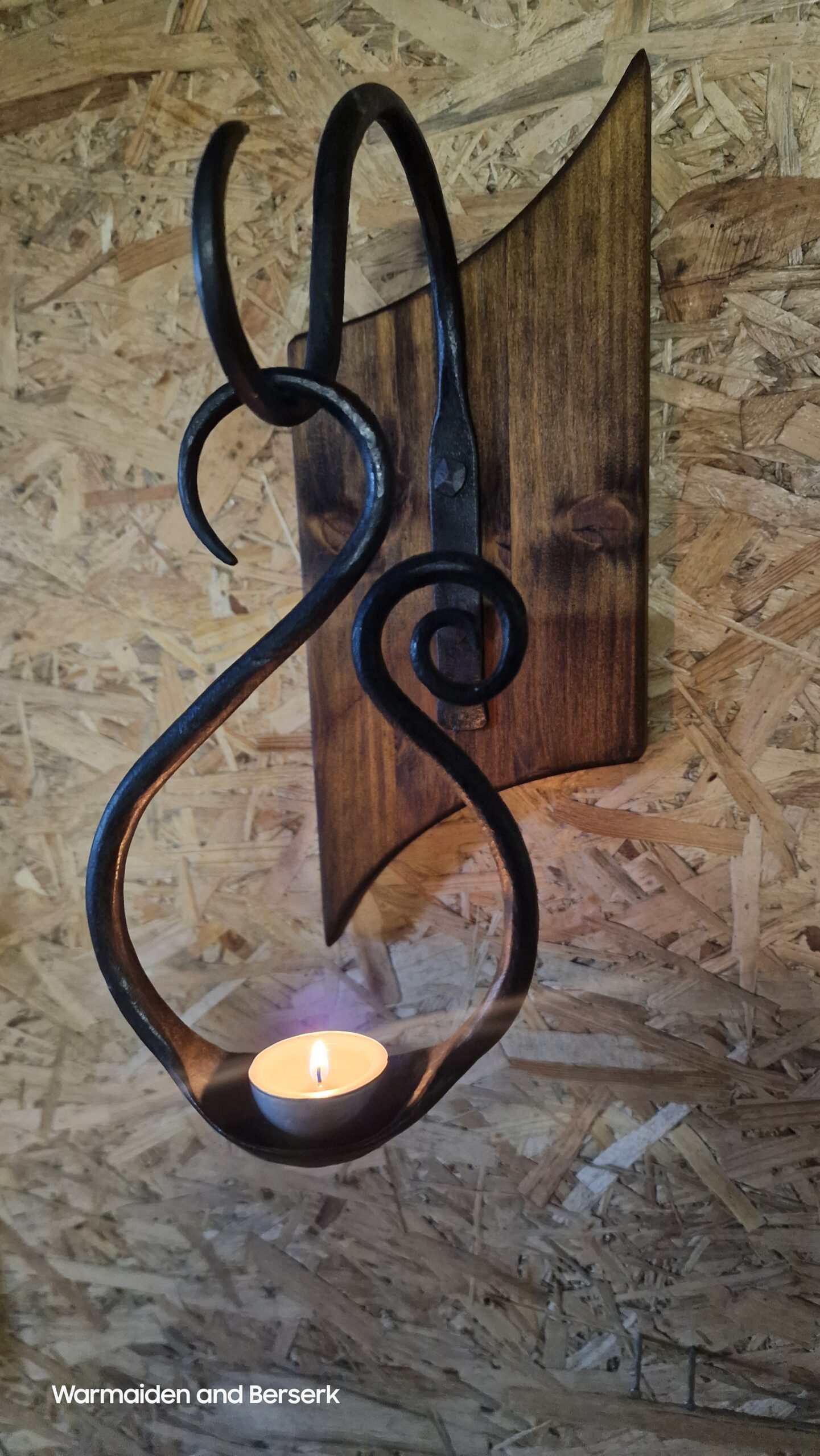 Geschmiedeter Wandleuchter aus Stahl & Holz (Forged wall sconce made of steel & wood) 6
