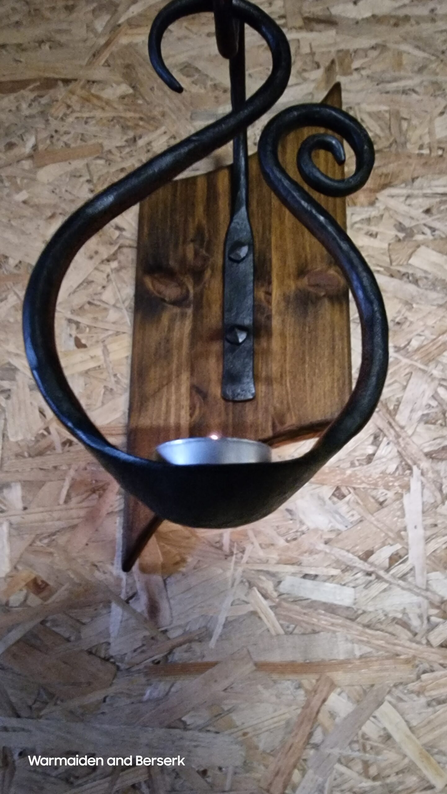Geschmiedeter Wandleuchter aus Stahl & Holz (Forged wall sconce made of steel & wood) 5