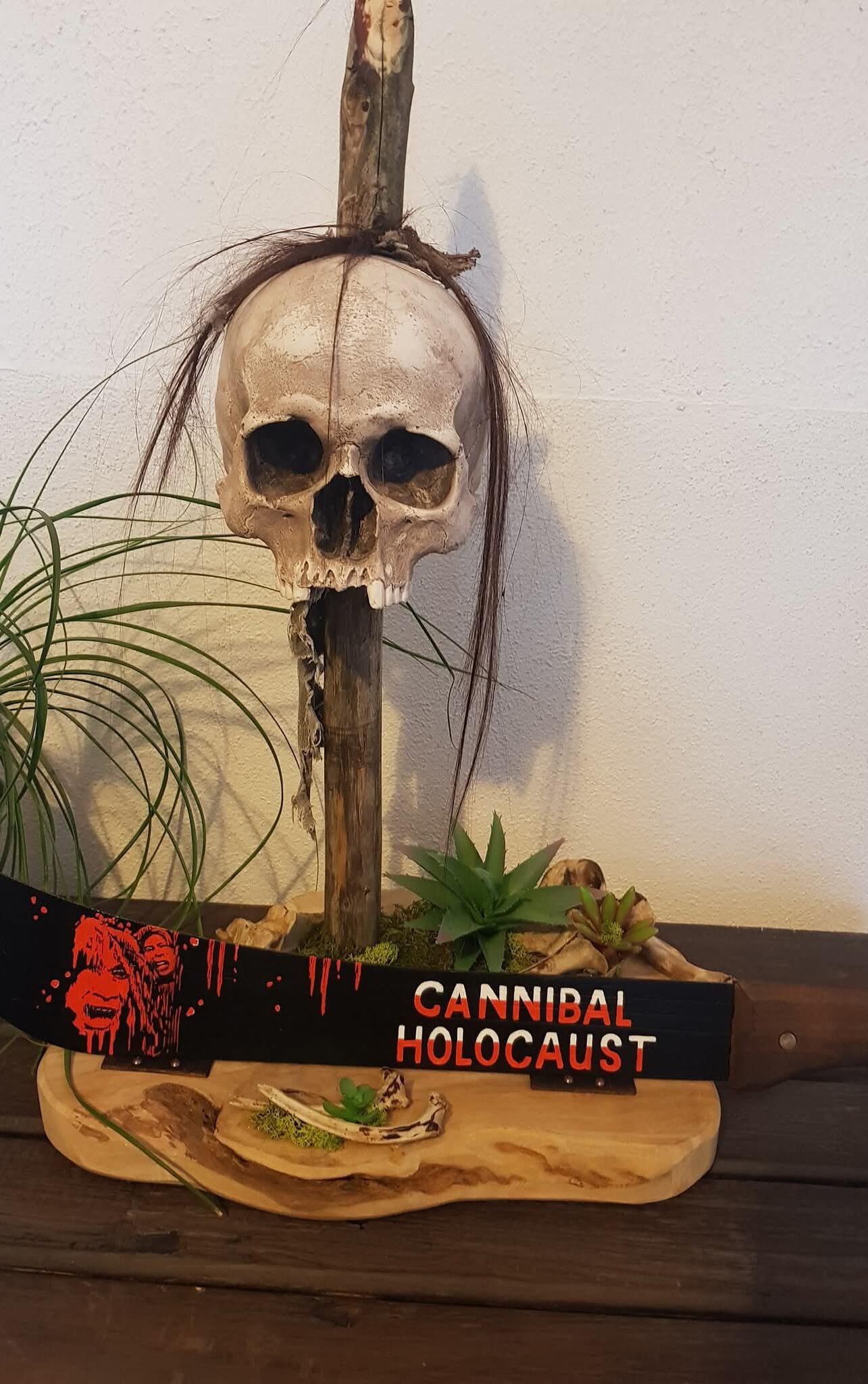 Gepfählter Totenschädel mit bemalter Machete (Impaled skull with a hand-painted machete)