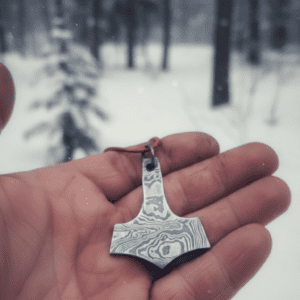 Damast Mjolnir Anhänger im Winterwald (Damascus Mjolnir pendant in winter forest) 1
