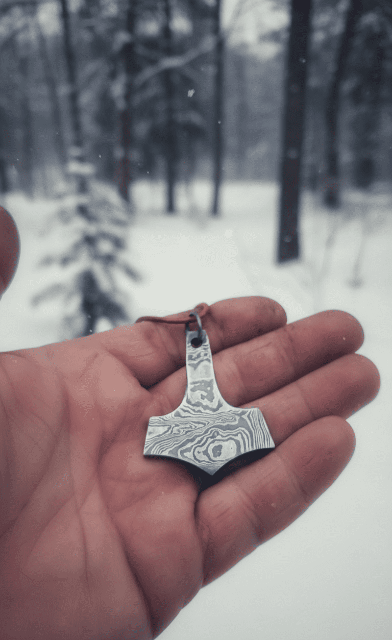 Damast Mjolnir Anhänger im Winterwald (Damascus Mjolnir pendant in winter forest) 1