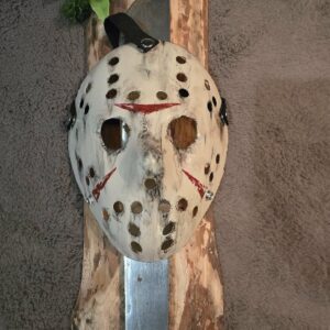 Jason Maske vor Machete auf Holzdisplay (Jason mask in front of machete on wood display) 1