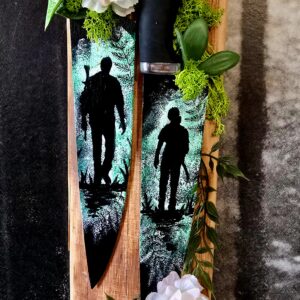 Zwei Messer auf Display mit handgemaltem The Last of Us Motiv (A pair of The Last of Us knives, hand-painted and displayed) 1