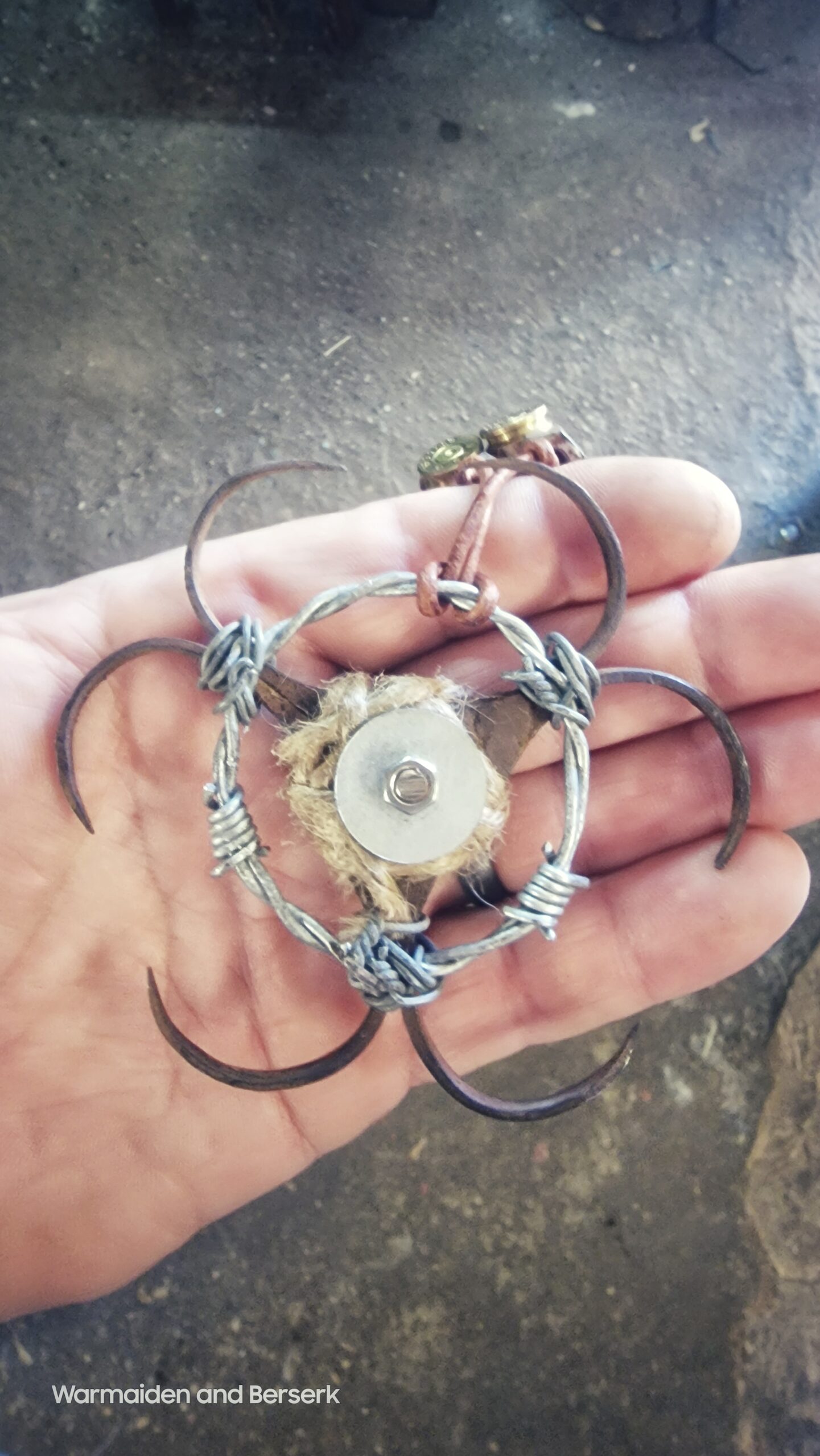 Post-apokalyptisches Biohazard Symbol aus Schrott (a post-apocalyptic biohazard symbol made from scrap) 4