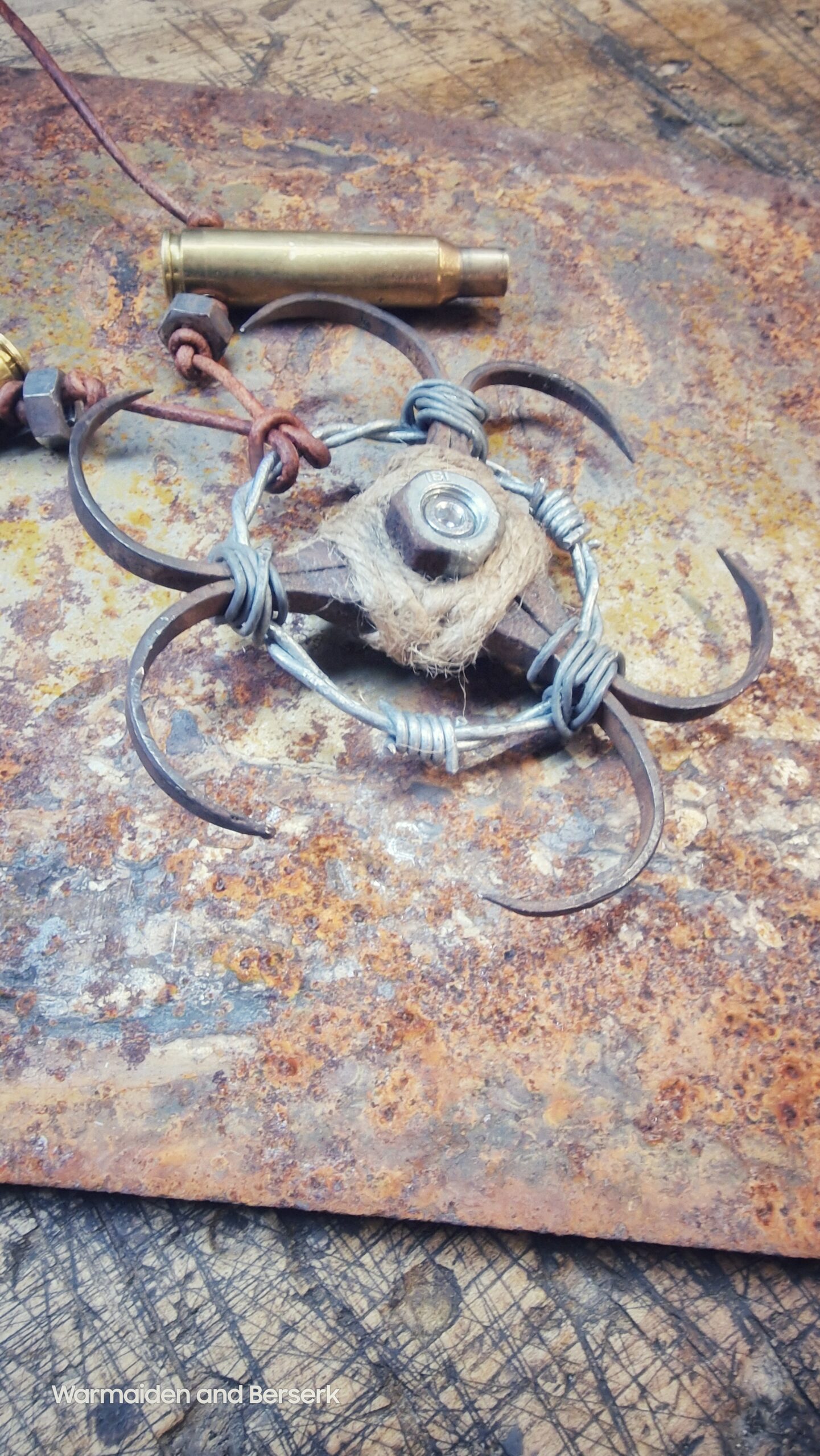 Post-apokalyptisches Biohazard Symbol aus Schrott (a post-apocalyptic biohazard symbol made from scrap) 6