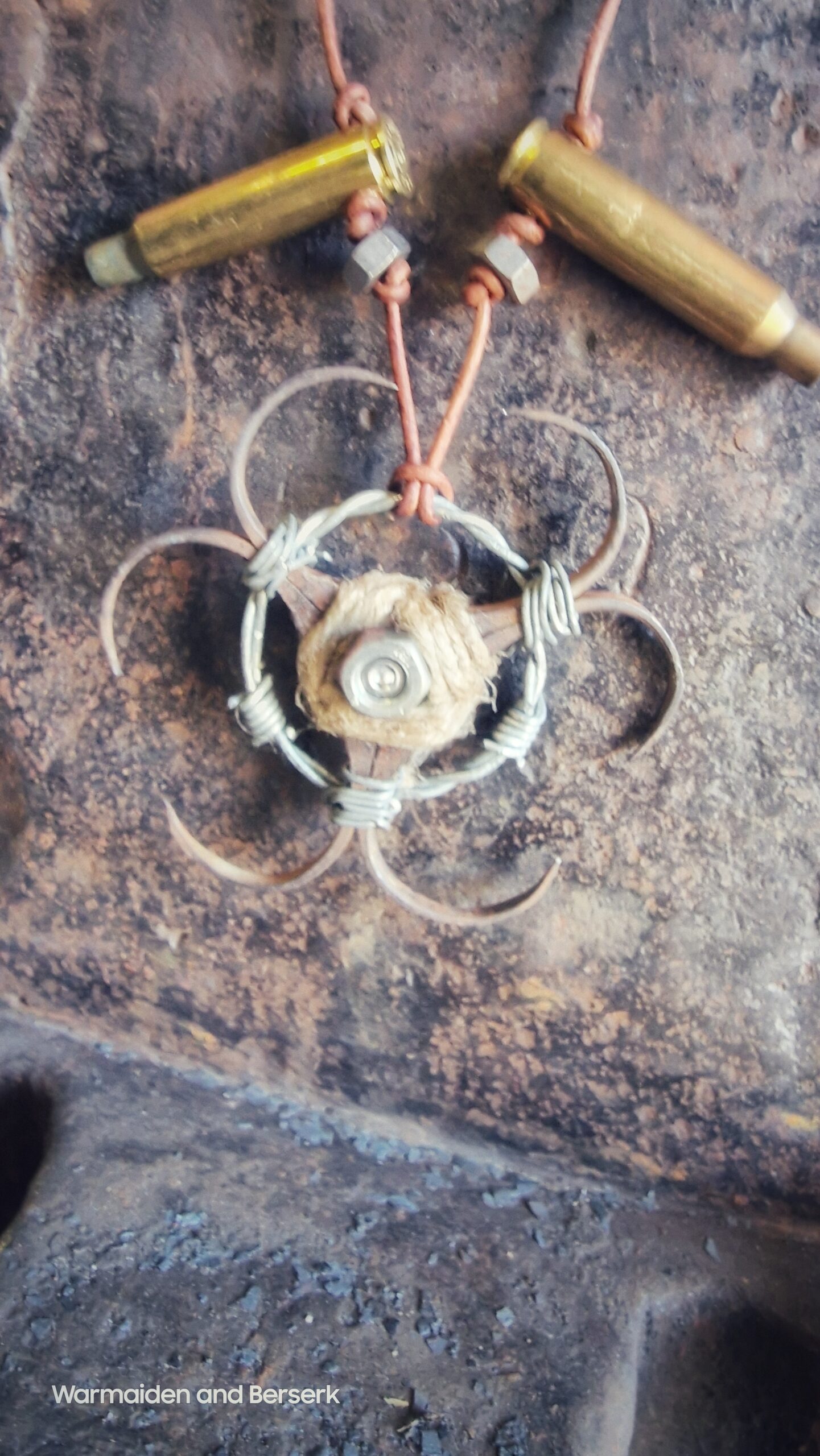 Post-apokalyptisches Biohazard Symbol aus Schrott (a post-apocalyptic biohazard symbol made from scrap) 7