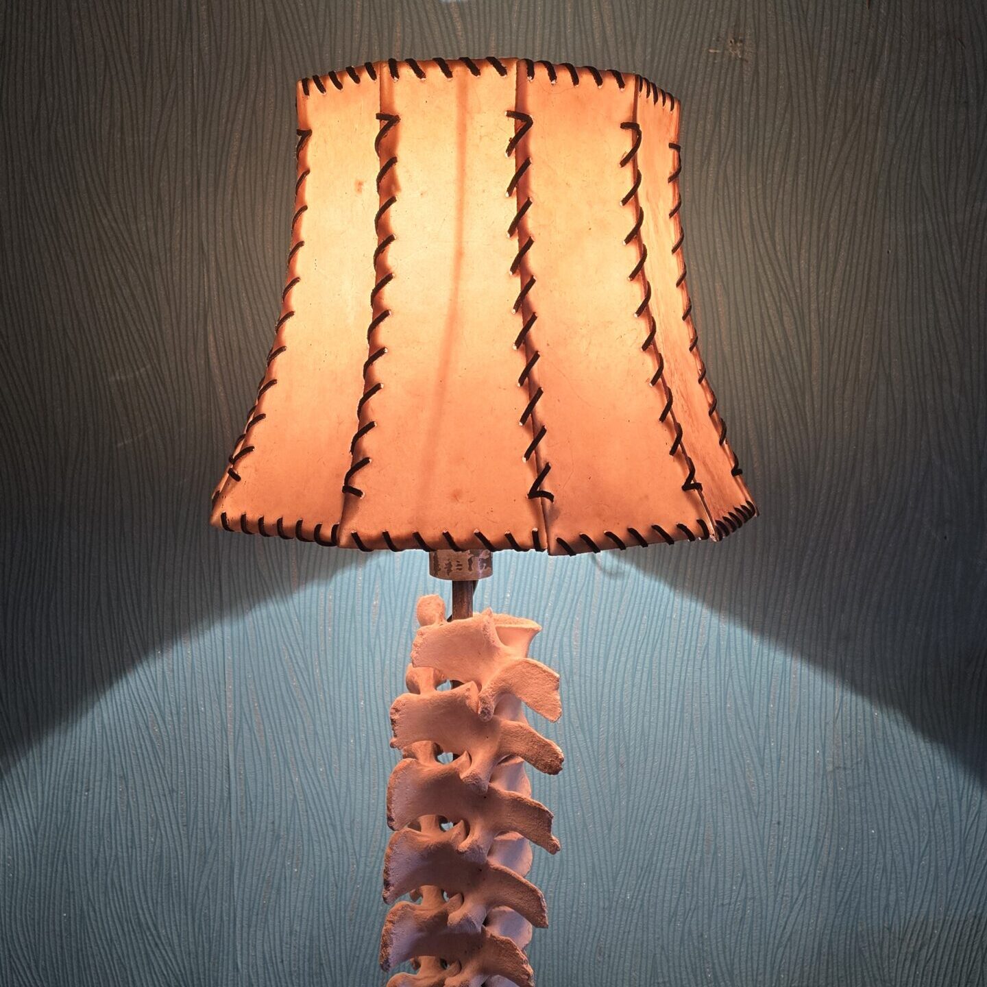 Tischlampe aus echtem Leder mit Knochen (Lamp with genuine leather and bones) 8
